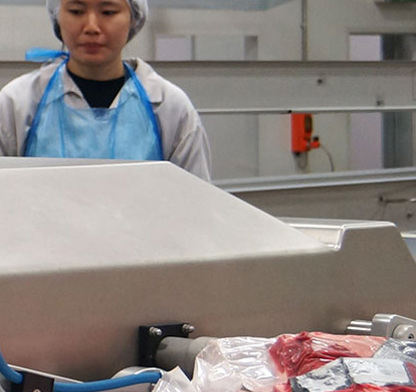 Unsere Produkte werden in Menüschalen gefüllt und vakuumverpackt, so dass Sie sie zu Hause im Wasserbad erhitzen können.