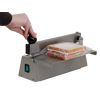 GPS - Handbediende RVS-sealmachine volledig vervaardigd uit roestvrij staal, waardoor het een hygiënische sealer is, ideaal voor het verpakken van delicate levensmiddelen. De GPS-sealer voldoet aan alle kwaliteitsnormen die in de levensmiddelenindustrie worden gehanteerd en biedt u een veelzijdig en compact verpakkingssysteem, dat een sterke 1 mm-seal produceert en direct afsnijdt. Ideaal in combinatie met GPS zakken.