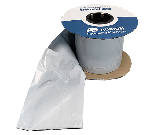 SpeedBags® Coex Mailer - Queste buste postali in polietilene coestruso sono progettate per l'evasione degli ordini, con un esterno bianco e un interno nero per garantire la privacy nell'evasione elettronica. Le buste sono preforate, chiuse sul fondo con un sigillo e aperte sul lato superiore per essere facilmente riempite. Le SpeedBags sono compatibili con quasi tutte le macchine insacchettatrici automatiche che utilizzano buste preaperte in rotolo. Disponibili in un'ampia gamma di dimensioni e materiali di pellicola. Dimensioni e materiali speciali disponibili su richiesta. Nota: sulle Speedbags si applica uno sconto sul volume a partire da 25.000 buste.