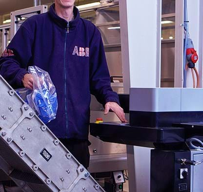 Verpacken mehrerer Installationsboxen in einen perforierten LDPE-Beutel mit einem aufgedruckten weißen Viereck.