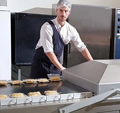 Vacuum-packed as individual meal components so that the customer can heat them au-bain-marie at home