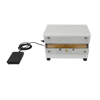 Lamino - Thermoscelleuse de table semi-automatique compacte, idéale pour sceller les types de films laminés, largement utilisée dans l'emballage du café. Le temps et la température de soudure peuvent être facilement ajustés sur le panneau de commande numérique. Une soudure profilée serti résistante et constante de 13 mm empêche efficacement le délaminage du film et assure la qualité de conservation, de protection et de préservation de vos produits. Non adapté aux films en polyéthylène (PE) à 100 % ou aux films laminés avec du PE à l'extérieur, car cela risque de fondre sur les barres de scellage.