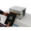 Lamino - Thermoscelleuse de table semi-automatique compacte, idéale pour sceller les types de films laminés, largement utilisée dans l'emballage du café. Le temps et la température de soudure peuvent être facilement ajustés sur le panneau de commande numérique. Une soudure profilée serti résistante et constante de 13 mm empêche efficacement le délaminage du film et assure la qualité de conservation, de protection et de préservation de vos produits. Non adapté aux films en polyéthylène (PE) à 100 % ou aux films laminés avec du PE à l'extérieur, car cela risque de fondre sur les barres de scellage.