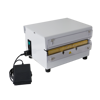 Lamino - Thermoscelleuse de table semi-automatique compacte, idéale pour sceller les types de films laminés, largement utilisée dans l'emballage du café. Le temps et la température de soudure peuvent être facilement ajustés sur le panneau de commande numérique. Une soudure profilée serti résistante et constante de 13 mm empêche efficacement le délaminage du film et assure la qualité de conservation, de protection et de préservation de vos produits. Non adapté aux films en polyéthylène (PE) à 100 % ou aux films laminés avec du PE à l'extérieur, car cela risque de fondre sur les barres de scellage.