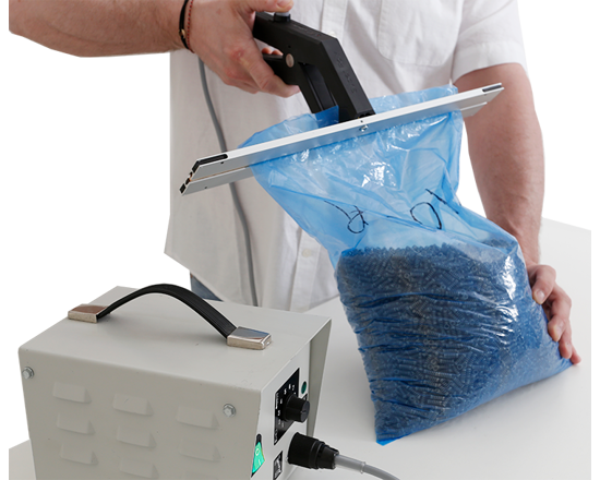 Super Poly - Handbediende bi-actieve impulssealtang.
Ideaal voor het sealen van polyethyleen zakken tot 2 x 0,3 mm en de meeste laminaatzakken (een eenvoudige test vertelt u of de Super Poly voldoende is om uw folie te sealen). 460 cm stroomkabel voor mobiel gebruik.

Alleen operationeel in combinatie met Transformator (TPS), apart te bestellen.
