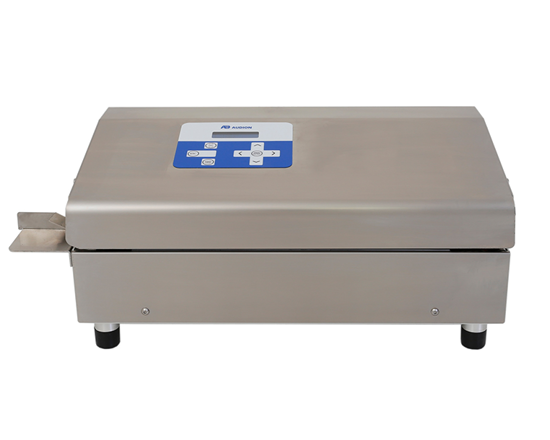 Contimed D 660 - Dit tafelmodel bandsealer van roestvrijstaal (niet valideerbaar) sealt PE, PP, PA/PE, headerkaarten en andere heat-sealbare alu-laminaatzakken. De D 660 produceert een sterke 9 mm seal en met het digitale LCD display kunt u gemakkelijk de sealtemperatuur en het sealtemperatuuralarm instellen. Snelheid: 8 mtr/minuut. Geïntegreerde koeling (voor het sealen van PE). Compatibel met DIN 58953-7. 