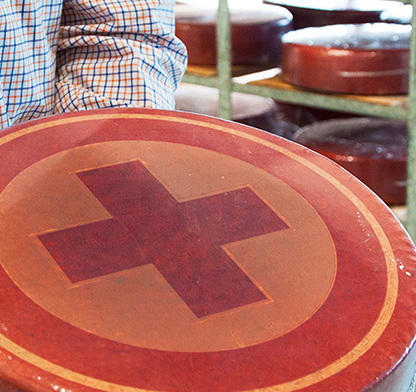 Het verpakken van traditionele Nederlandse kazen die worden verkocht aan kaaswinkels, supermarkten en groothandelaren.