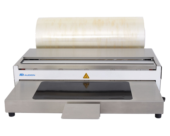 ASW450 - L'Audion Stretch Wrapper est une filmeuse compacte et facile à utiliser pour enrober sous film des produits alimentaires, des barquettes etc... avec un résultat final attrayant et présentable. Cette enveloppe se distingue par sa solidité et sa grande qualité. La température réglable, le fil de coupe chauffé et le frein du rouleau de film garantissent un processus d'emballage sans effort avec des résultats finaux de haute qualité. Idéal pour une utilisation dans les magasins de produits frais, les supermarchés, les boucheries et les charcuteries, vous permettant de produire facilement jusqu'à 4 paquets par minute.